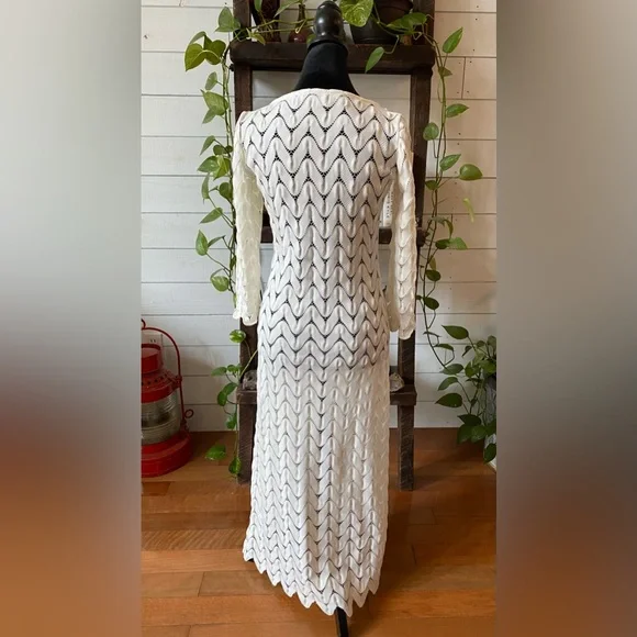 Lesley Evers: Long White Knit Beach V Cut Dress - Picture 9 of 17
